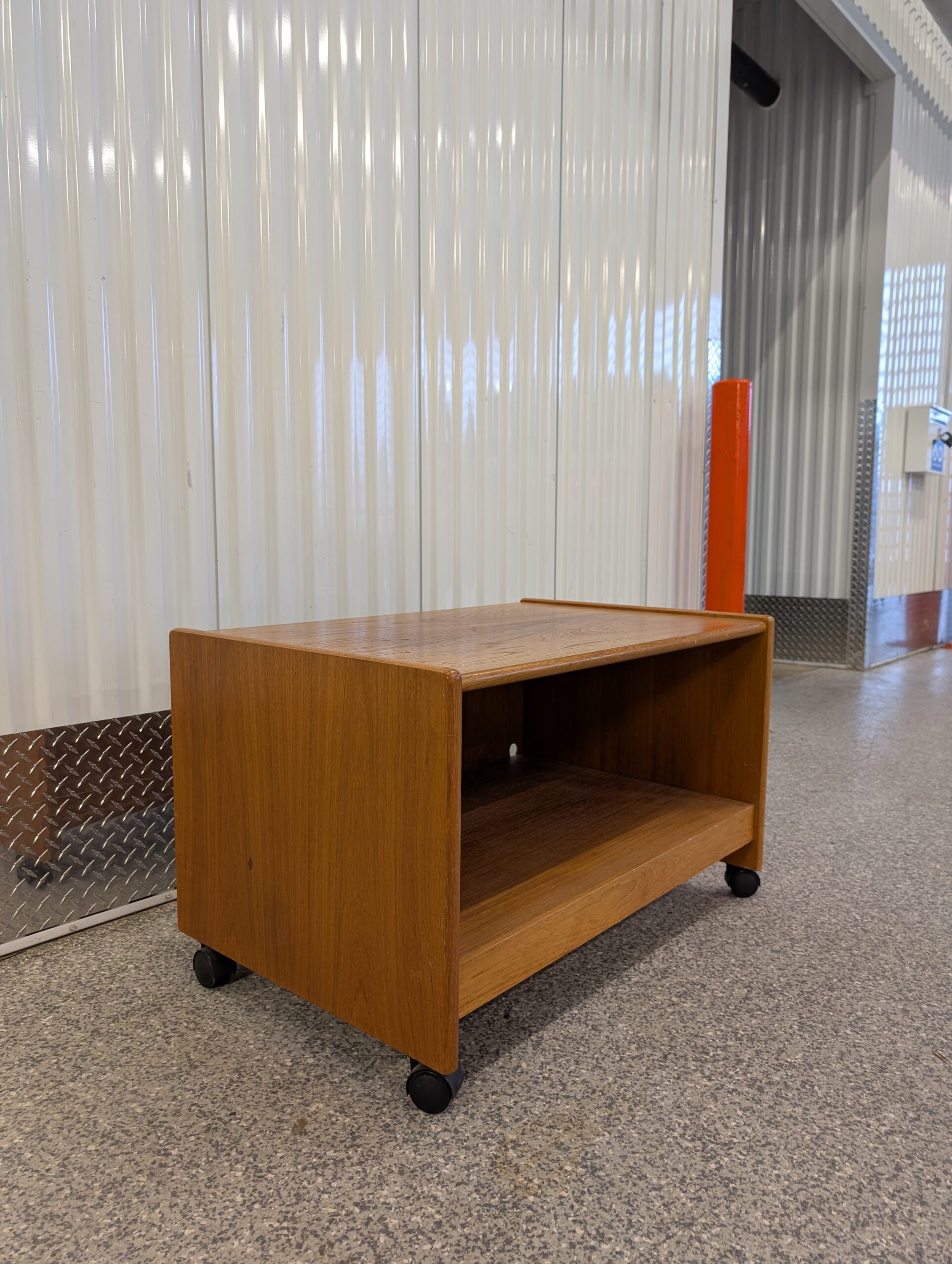 $200 – Vintage Teak Rolling Media Cart, Adjustable Base